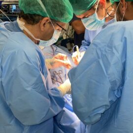 Paciente com câncer recebe prótese customizada em uma cirurgia realizada na Rede D’or